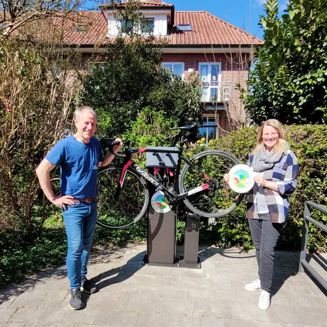 Roger Courtault und Jacqueline Gerken freuen sich über die neue Reparaturstation | Foto: Samtgemeinde Horneburg