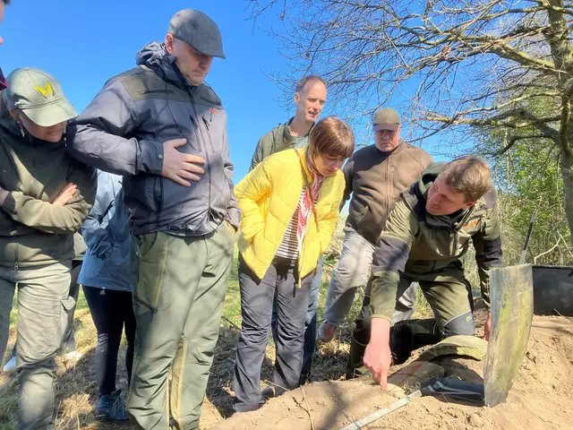 Projektpartner Marcel Holy von der Natur- und Umweltschutzvereinigung Dümmer erklärt den baltischen Gästen das Prädationsmanagement am Dümmer | Foto: Hanna Prüter/NLWKN