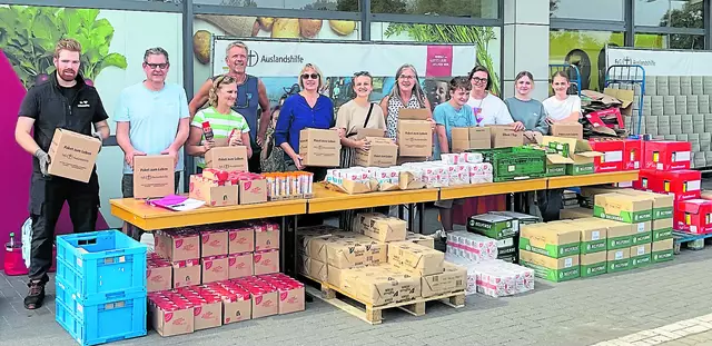 Bei einer von vielen Packaktionen für die "Pakete zum Leben": die Initiatoren Karin (5. v. re.) und Uwe Bruns (4. v. li.) mit Helfern | Foto: Bruns
