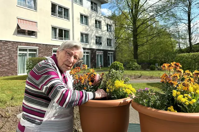 Bewohnerin Alice Germann (100) hatte im Kursana Domizil Buchholz Spaß dabei, die Blumenkübel mit einer Vielzahl insektenfreundlicher Blumen zu bepflanzen | Foto: Kursana Domizil Buchholz