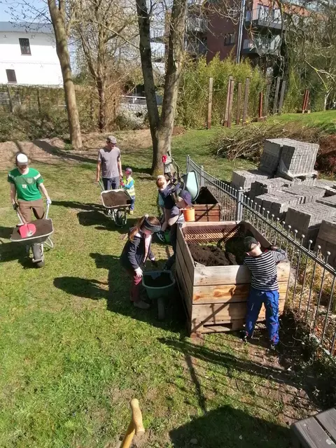 Das Hochbeet entsteht  | Foto: ig