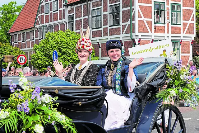 Die scheidende Majestät Linn Schuback (Foto li.) aus Mittelnkirchen mit ihrer Vorgängerin Anna-Sophie Sietas  | Foto: pixels-best Imke Lohmann