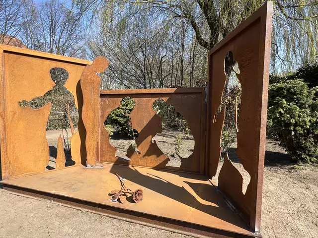 Das Mahnmal für die von den Nazis getöteten Kinder zeigt einen Trauernden in gebeugter Haltung vor einer Rose, umgeben von Silhouetten von Kindern | Foto: Petersen