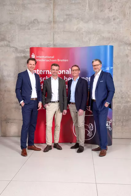 Freuen sich auf die zukünftige Zusammenarbeit im Verbund der S-International Niedersachsen Bremen (v .i.):  Frederik Schröder (Vorstandsmitglied Sparkasse Harburg-Buxtehude), Martin Klotzke und Stefan Lengning (beide Geschäftsführung S-International Niedersachsen Bremen), Olaf Meyer Runnebohm (Vorstandsmitglied Kreissparkasse Diepholz) | Foto: Sparkasse