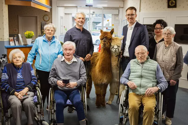 Bewohner und Bewohnerinnen, Lasse Opstelte, Philip Werk und Frau Kuhnert-Hadeler (Leitung Kuurs Hoff) | Foto: Adrian Fohl