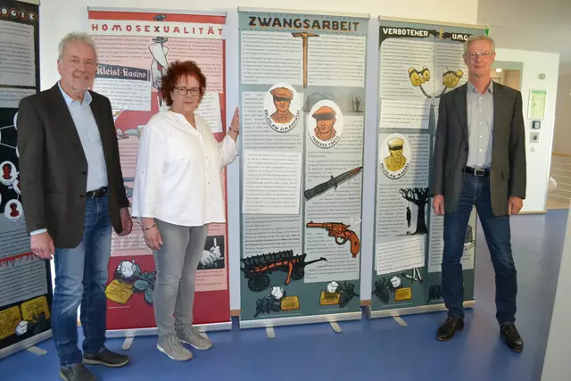 Vor den "Rollups" der Ausstellung (v. li.): Adolf Staack, Katrin Kludas und Christian Huland von der Arbeitsgruppe "Stolpersteine in der Samtgemeinde Tostedt" | Foto: bim