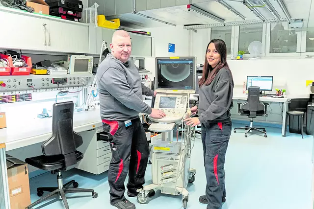Medizintechniker Andreas Fehlandt und Medizintechnikerin Sahar Rostamyantolzali überprüfen ein Ultraschallgerät  | Foto: Elbe Kliniken / Kati Meyer-Thiedig