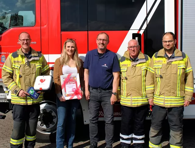 Manuel Bürger (v. li.), Marleen Schröder, Torsten Rieckmann, Jörg Micsek und Malith Veith bei der Übergabe des Defibrillators  | Foto: Burkhard Giese