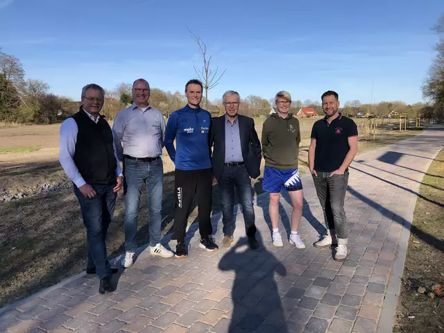 Andreas Hellmich (Pastor, v. li.), Heiko Fischer (ADEA), Udo Feindt (Fischer-Mohr-Laufteam), Ulrich Rathjens (Bürgermeister), Lisa Edsen (ADEA) und Matthias Albers (ADEA) freuen sich auf das Bürgerfest mit Bürgerlauf, mit dem der neue Fuß- und Radweg "Wiesenhöfe" eingeweiht wird | Foto: Elke Fischer
