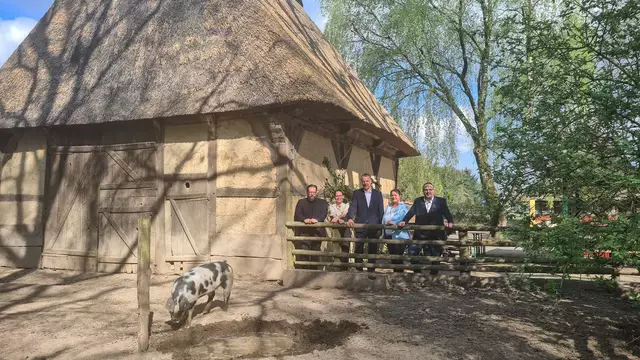 Große Freude über das sanierte Reetdach des historischen Schweinestalls im Freilichtmuseum am Kiekeberg, v. l. 
Stefan Zimmermann (Museumsdirektor), Carina Meyer (Kaufmännische Geschäftsführerin), Andreas Sommer (Vorstandsvorsitzender der Sparkasse Harburg-Buxtehude), Isabell Klindworth (Managerin der Stiftung Sparkasse Harburg-Buxtehude) und Jan Bauer (Vorsitzender des Fördervereins des Freilichtmuseums am Kiekeberg. | Foto: FLMK