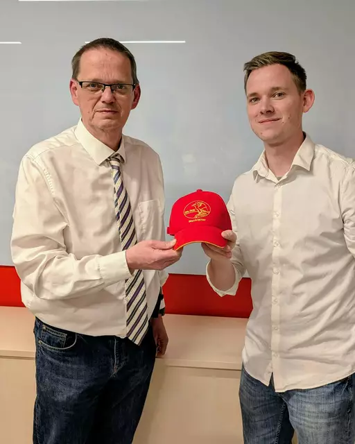 Die symbolische Übergabe der Wachmütze von Nils Meinke (li.) an seinen Sohn Marcel Meinke | Foto: Thomas Prielipp