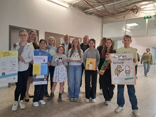 Das Team des "Toffi-Clubs" kam mit fetter Beute von der Preisverleihung "Toiletten machen Schule" in Berlin | Foto: Anika Werner