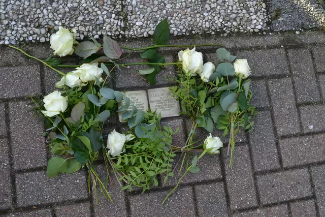 Zwei der Stolpersteine vor dem Rathaus, die erinnern an den polnischen Zwangsarbeiter Boleslaw Marzec und an Landhelferin Anna Riepshoff, die "verbotenen Umgang" mit ihm hatte | Foto: bim