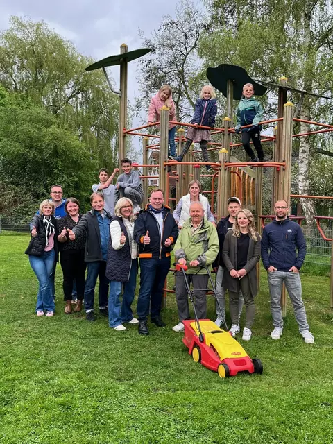 Bürgermeister André Wiese (vorne Mi.), weitere Vertreter der Stadt und die Spielplatzpaten freuen sich über den Erhalt des Geländes und die gemeinsame Pflege-Vereinbarung | Foto: Stadt Winsen