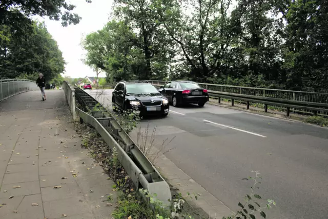 Die Bahnbrücke im Zuge der K54 (Bendestorfer Straße) ist eine wichtige Verbindungsstraße. Wenn die Bahnbrücke neu gebaut wird, wird es zum Verkehrskollaps kommen | Foto: pm