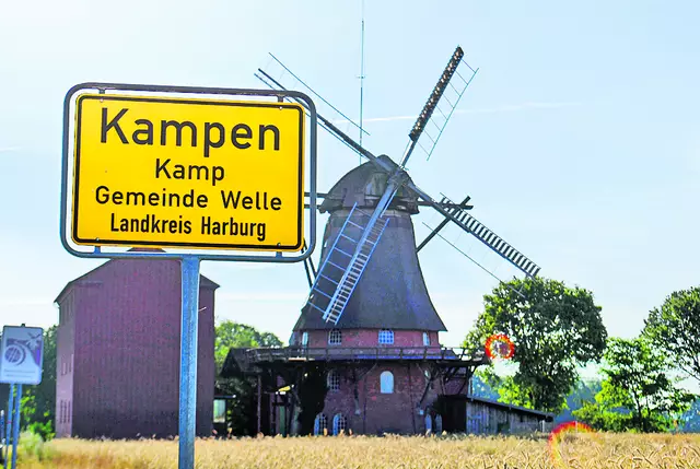 Das Ortsschild vor der Windmühle Kampen im Juli 2013 | Foto: bim