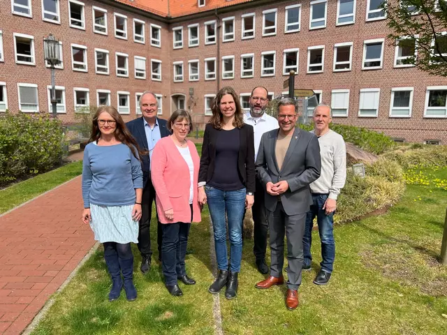 Stolz auf Beo (v. li.): Andrea Schwarz (Referentin), Dr. Hans-Eckhard Dannenberg (Landschaftsverband Stade), Isa Steffen (Plattdeutschbüro), Nele Ohlsen (Referentin), Halldor Hoyer (Landschaftsverband Stade), Kai Seefried (Landrat) und Hans-Hinrich Kahrs (Referent) | Foto: Landkreis Stade / Daniel Beneke