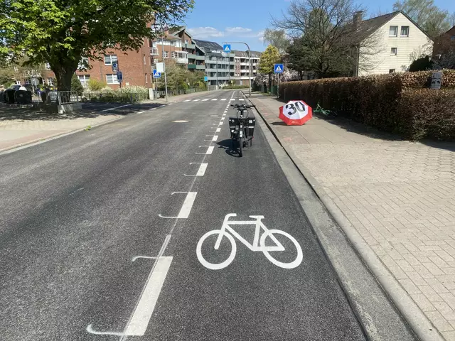Der Fahrradstreifen in Richtung Bendestorf ist breit und komfortabel - wird aber von Autofahrern ignoriert | Foto: Peter Eckhoff