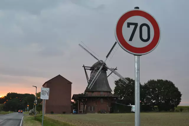 Um den Verkehr von der 100-km/h-Strecke aus Otter abzubremsen, folgte ein 70-km/h-Schild | Foto: bim
