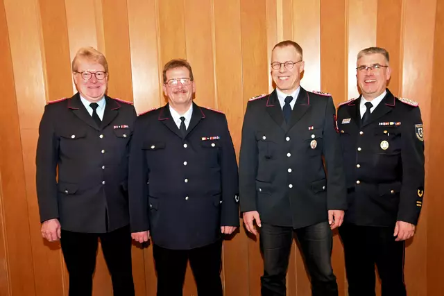 Geehrte und Gratulanten (v. li.): Gemeindebrandmeister Jörn Petersen, Ortsbrandmeister Andreas Rosenberger, Thomas Hoops und stellv. Kreisbrandmeister Torsten Lorenzen | Foto: Mathias Wille