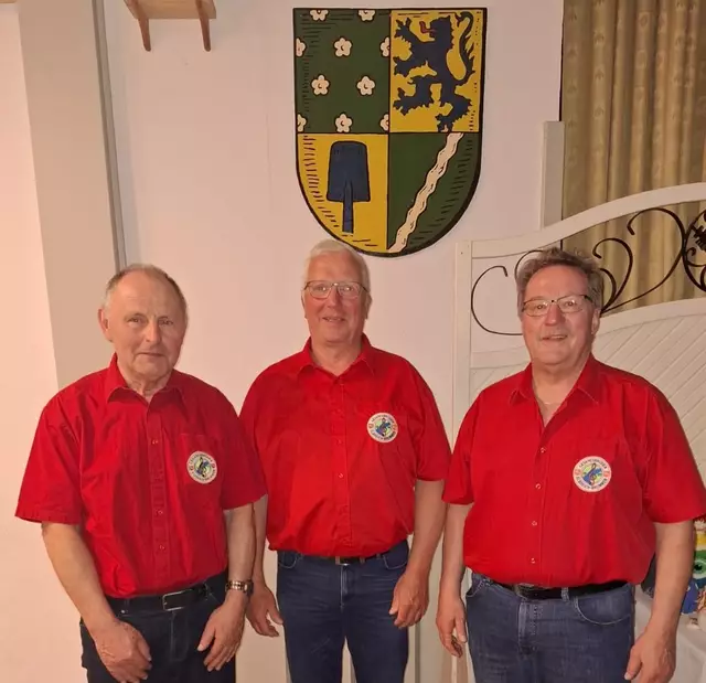 Gratulation zur Auszeichnung: Vorsitzender Jens-Peter Nimmerjahn (Mi.) mit den Geehrten Adolf Bruns und Ulrich Beecken. Es fehlt Lutz Filter | Foto: Elbdeich-Brummer