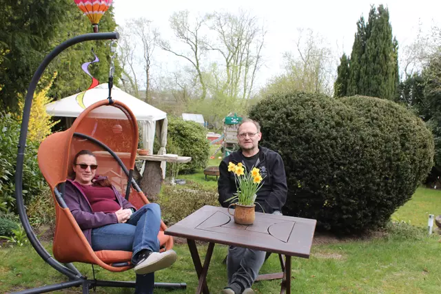 Statt ins Grüne würde der Blick von Nicole und Carsten Bergerts Terrasse auf eine Wand stoßen | Foto: sb
