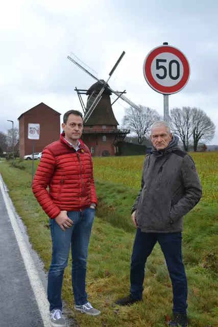 Nun gibt es hinter dem 70-km/h-Schild auch ein 50-km/h-Schild, wo einst das Ortsschild stand, hier Bürgermeister Gerd Schröder (re.) und  Ratsherr Marko Braack im Januar 2023 | Foto: bim