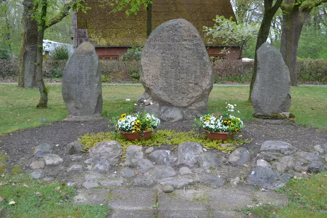 Die kahlen Flächen der Gedenkstätte sollen zur  insektenfreundlichen "Frühjahrsblüher-Wiese" werden | Foto: bim
