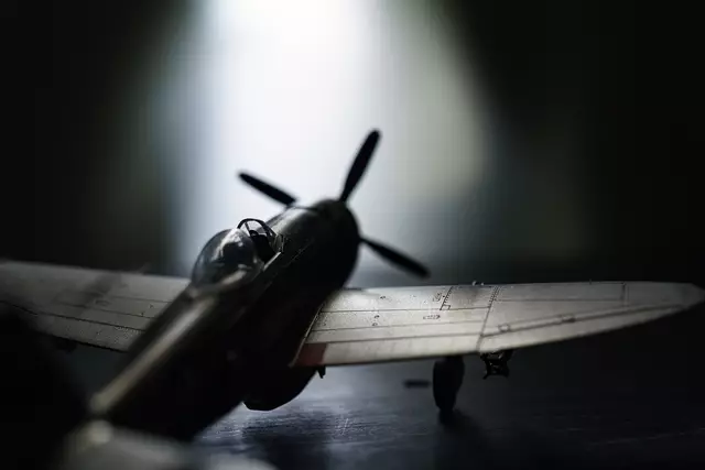 Über dem Dorf kreisten Tiefflieger | Foto: AdobeStock / Wakko