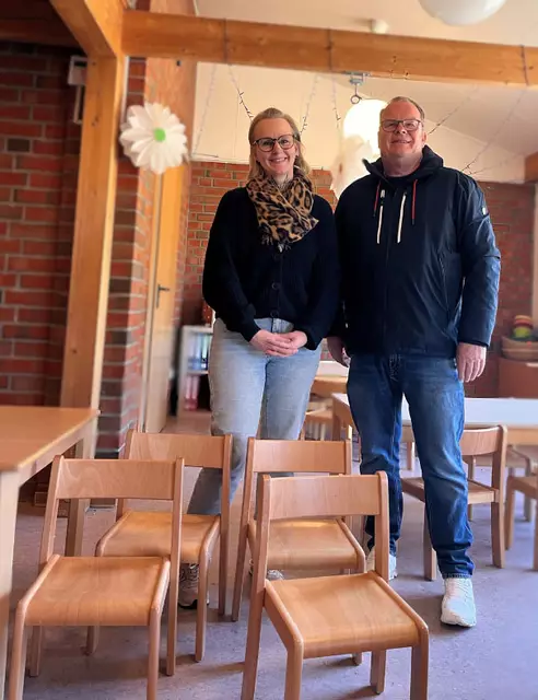 Kita-Leiterin Nicole Hesse freute sich über die von Jörn Stoffregen gespendeten Stühle | Foto: Stoffregen