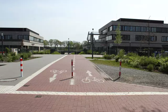 Der extrabreite Zebrastreifen durch das BCR-Gelände - hier vom Zebrastreifen kommend | Foto: sb