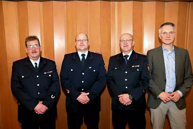 Glückwunsch zur Wahl: der neue Feuerwehr-Jugendwart Christian Fischer (2. v. re.) mit (v. li.) Ortsbrandmeister Andreas Rosenberger, Stellvertreter Wolfgang Pinno und Samtgemeinde-Bürgermeister Jens Köster | Foto: Mathias Wille