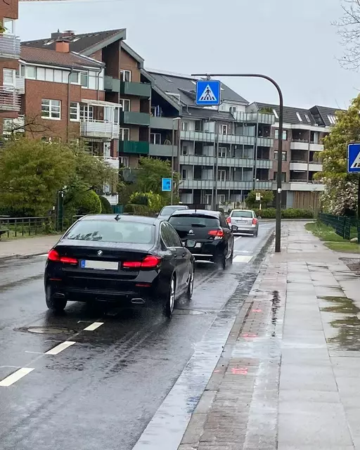Nahezu jeder Autofahrer fährt in der Schützenstraße dauerhaft auf dem Fahrradschutzstreifen, obwohl dies nicht zulässig ist | Foto: Peter Eckhoff