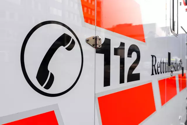 Ein Mitarbeiter des Rettungsdienstes wurde gestern bei einem Einsatz verletzt | Foto: AdobeStock /dietwalther