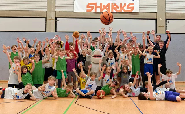 Die Camp-Teilnehmer mit Maskottchen „Sharky“ und ihrem Coach Lars Mittwollen (re.) | Foto: Sharks