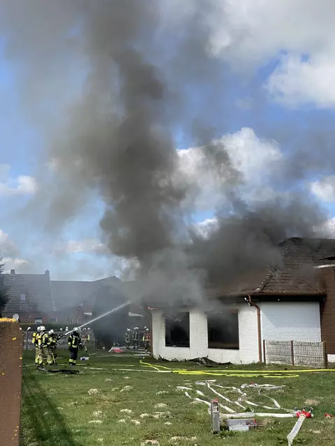 Die Feuerwehr beim Löscheinsatz an dem Haus in Avendorf | Foto: Janine Richter