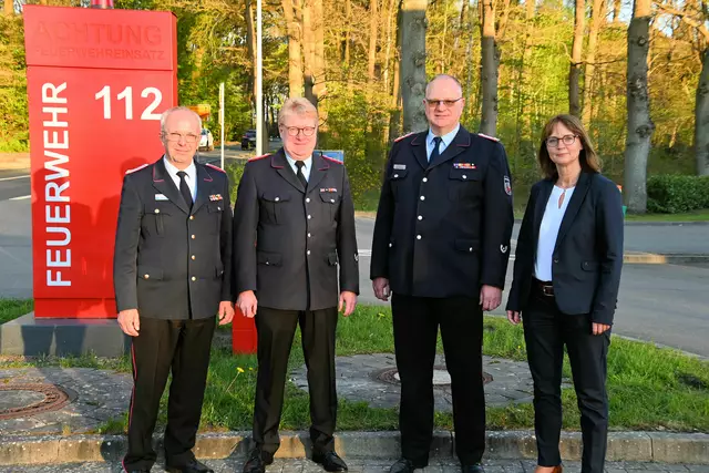 Nach der Wahl (v. li.): der scheidende Kreisbrandmeister Volker Bellmann, Nachfolger Jörn Petersen, André Emme, neuer stellv. Abschnittsleiter "Heide", sowie Kreisrätin und Wahlleiterin Annerose Tiedt | Foto: Mathias Wille