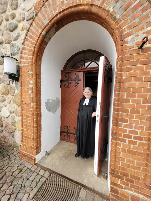 Pastorin Martina Wüstefeld in der Tür der Mauritiuskirche in Hittfeld. | Foto: D. Loga-Haenel
