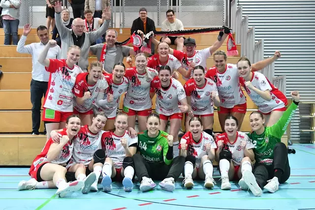 Das jubelnde Luchse-Team mit seinen mitgereisten Fans in der Halle in Mainz-Bretzenheim | Foto: Stefan Michaelis