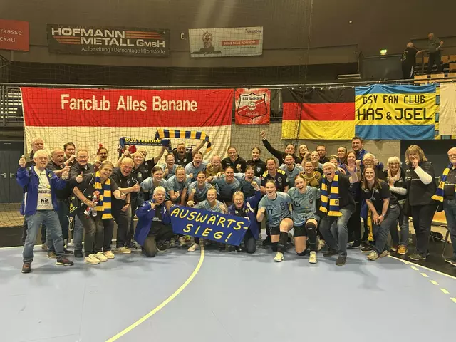 Die Mannschaft und Fans jubeln | Foto: BSV