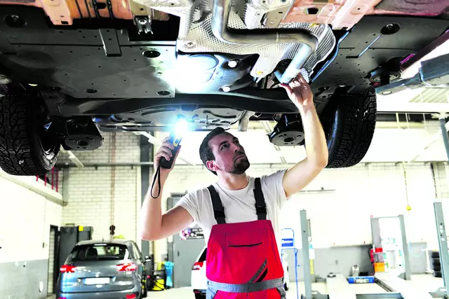 Wenn es nach der EU-Kommission geht, müssen demnächst ältere Fahrzeuge jedes Jahr zum TÜV - Symbolbild | Foto: industrieblick / Adobe Stock