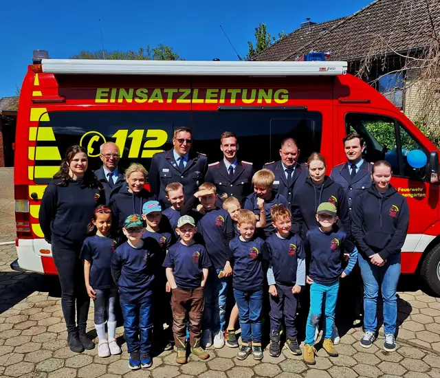 Die Mitglieder der Kinderfeuerwehr Leversen-Sieversen, die "Feuerquallen", mit (hinten v.li.) Kinderfeuerwehrwartin Yasmin Wiener, Kreisbrandmeister Volker Bellmann, Betreuerin Manuela Hillmer, stellv. Kreiskinderfeuerwehrwart Björn Poost, Ortsbrandmeister Niklas Schubert, Kreiskinderfeuerwehrwart Thomas Runge, Betreuerin Rabea Peters, stellv. Ortsbrandmeister Benjamin Eisenschmidt sowie Betreuerin Elina Erdmann  | Foto: FF Leversen-Sieversen