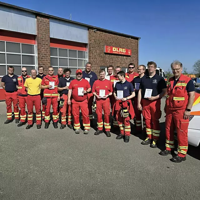 Ausbilder und Prüflinge nach dem erfolgreichen Abschluss der DLRG-Schulung | Foto: DLRG