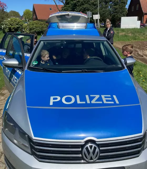 Die "Feuerquallen" freuten sich besonders, das Polizeiauto zu erkunden | Foto: FF Leversen-Sieversen