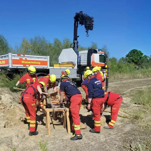 Die Teilnehmer befüllen Sandsäcke | Foto: DLRG