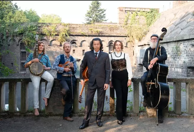 Die Band Bluegrass Cash: Steffen Thede (v. li.) - Banjo, Gesang, Paul Bremen - Geigen, Mandoline, Gesang, Martin Voogd - Leadgesang, Gitarre, Kikki Géron - Leadgesang, Rainer Diekamp - Kontrabass, Gesang

  | Foto: Ela Mergels