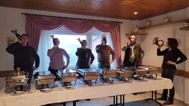 Die Jagdhornbläser eröffnen das Nutriaessen mit Hörnerklängen. Bei der Jagd gibt auch ein eigenes Signal "Nutria tot" | Foto: Henning Jarck