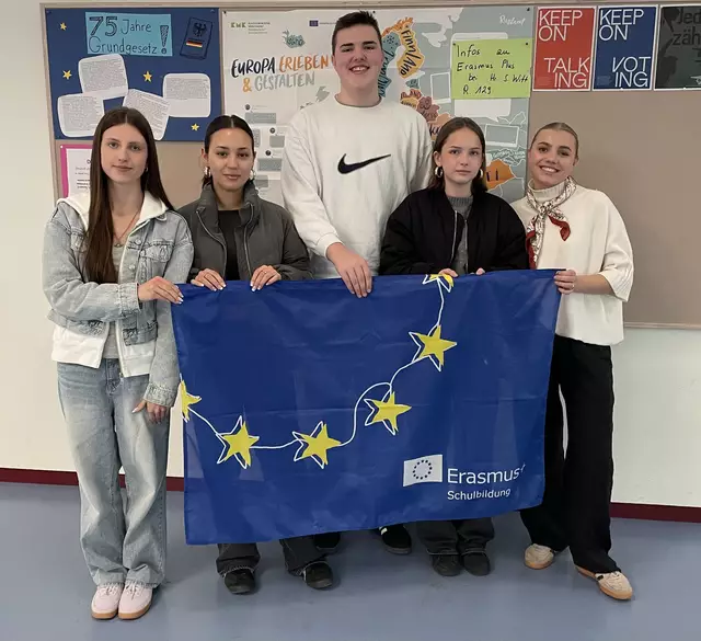Marie (v. li.), Méline, Carlos, Liliane und Valentina werden im Januar 2026 mit dem EU-Programm Erasmus+ für zwei bzw. drei Monate ins Ausland gehen, um dort ihr drei-wöchiges Betriebspraktikum zu machen und in der übrigen Zeit am Unterricht der jeweiligen Partner-schule teilzunehmen. | Foto: Dorothea Drewes