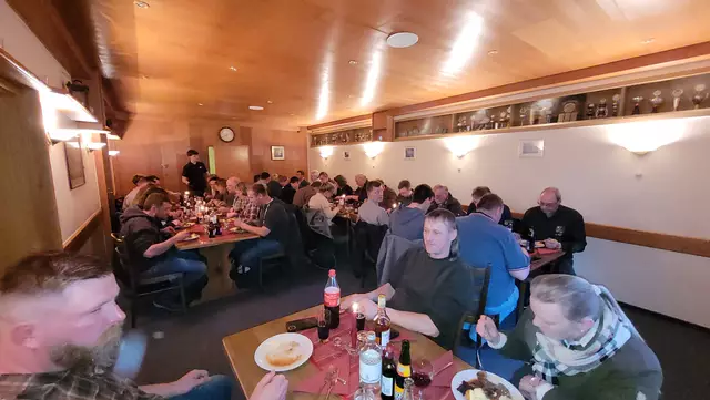 Die Teilnehmer des Nutriaessens lassen es sich schmecken. Es wurde bis tief in die Nacht gefuttert und geklönt | Foto: Henning Jarck