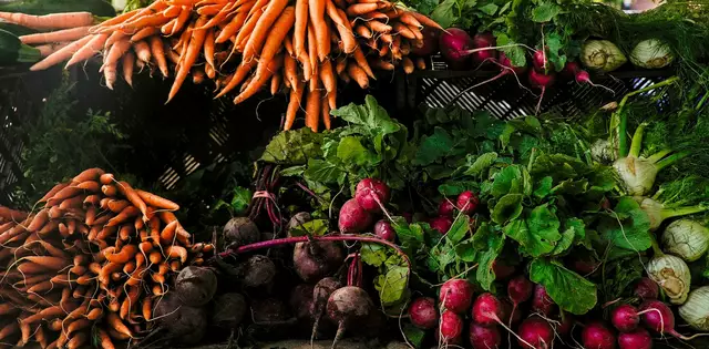 Frische Früchte und knackiges Gemüse aus der Region wird unter anderem auf den Wochenmärkten in Seevetal angeboten | Foto: Wendywe